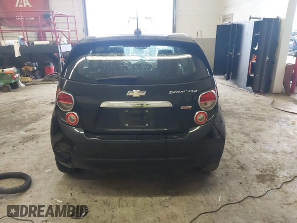 2016 Chevrolet Sonic LTZ z VIN 1G1JE6SB3G4150803, wystawiony jako IAAI lot #42007951 z przebiegiem 124 811 mil mil oraz . Historia ofert i sprzedaży dostępna na DreamBid. Obrazek 16.