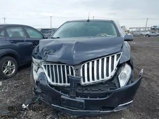 2013 Lincoln MKX z VIN 2LMDJ8JKXDBL40306, wystawiony jako IAAI lot #42163230 z przebiegiem 148 248 mil mil oraz . Historia ofert i sprzedaży dostępna na DreamBid. Obrazek 12.