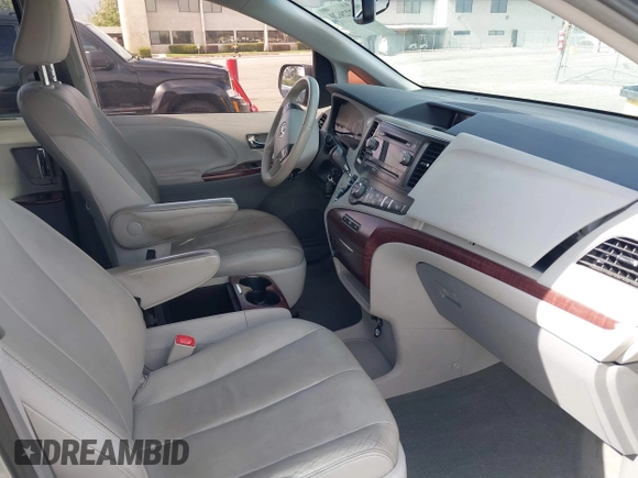 2012 Toyota Sienna XLE AAS z VIN 5TDYK3DCXCS278442, wystawiony jako IAAI lot #42228620 z przebiegiem 128 748 mil mil oraz . Historia ofert i sprzedaży dostępna na DreamBid. Obrazek 5.