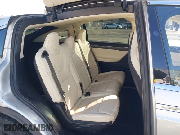 2017 Tesla Model X 90D z VIN 5YJXCAE25HF077689, wystawiony jako IAAI lot #42138029 z przebiegiem 71 574 mil mil oraz . Historia ofert i sprzedaży dostępna na DreamBid. Obrazek 8.