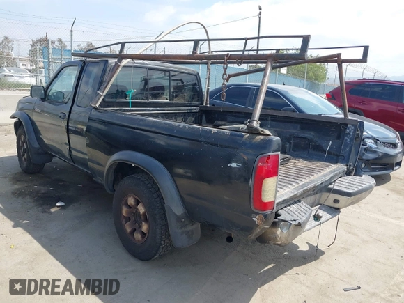 1999 Nissan Frontier XE z VIN 1N6ED26Y5XC321492, wystawiony jako IAAI lot #42116307 z przebiegiem 446 841 mil mil oraz . Historia ofert i sprzedaży dostępna na DreamBid. Obrazek 3.