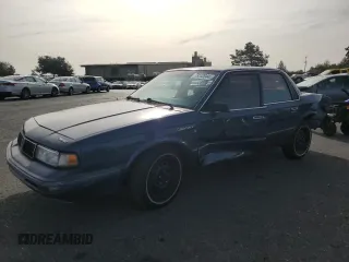 1994 Oldsmobile Cutlass Ciera S z VIN 1G3AG55M3R6436697, wystawiony jako Copart lot #79562944 z przebiegiem 118 629 mil mil oraz Szkody całkowita. Historia ofert i sprzedaży dostępna na DreamBid. Obrazek 1.