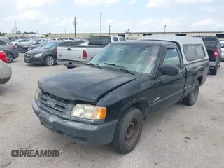 1998 Isuzu Hombre S z VIN 1GGCS1448W8663285, wystawiony jako IAAI lot #42332325 z przebiegiem 141 267 mil mil oraz . Historia ofert i sprzedaży dostępna na DreamBid. Obrazek 2.