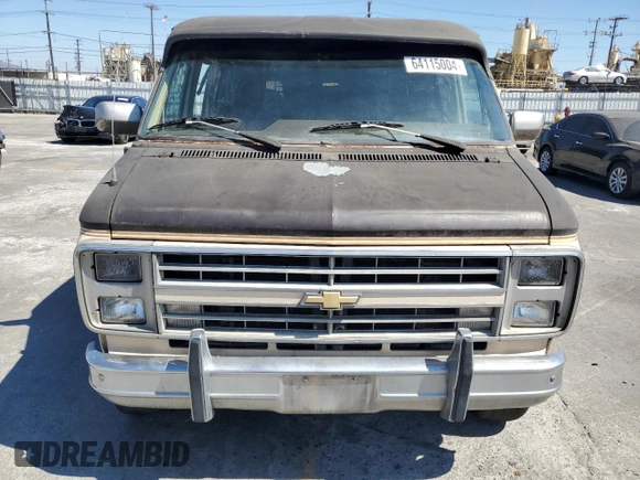 1985 Chevrolet Chevy Van z VIN 1GBEG25HXF7160399, wystawiony jako Copart lot #64115004 z przebiegiem 40 895 mil mil oraz Czysty tytuł • Clean title. Historia ofert i sprzedaży dostępna na DreamBid. Obrazek 5.