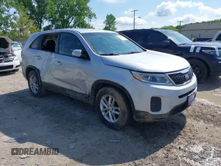 2014 Kia Sorento LX z VIN 5XYKT3A69EG494378, wystawiony jako IAAI lot #42241414 z przebiegiem 222 523 mil mil oraz . Historia ofert i sprzedaży dostępna na DreamBid. Obrazek 1.
