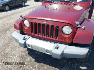 2010 Jeep Wrangler Sahara z VIN 1J4GA5D16AL227053, wystawiony jako IAAI lot #42219421 z przebiegiem 67 174 mil mil oraz . Historia ofert i sprzedaży dostępna na DreamBid. Obrazek 6.
