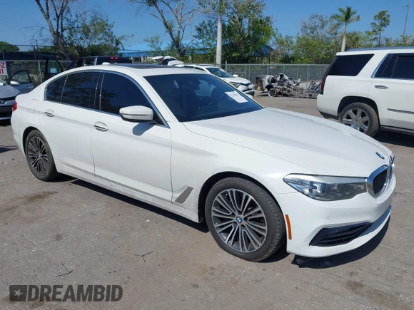 2018 BMW 5 Series 530i z VIN WBAJA5C53JG898590, wystawiony jako IAAI lot #42143629 z przebiegiem 135 111 mil mil oraz . Historia ofert i sprzedaży dostępna na DreamBid. Obrazek 1.