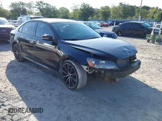 2014 Volkswagen Passat S z VIN 1VWAP7A3XEC027937, wystawiony jako IAAI lot #42392242 z przebiegiem 197 284 mil mil oraz . Historia ofert i sprzedaży dostępna na DreamBid. Obrazek 1.