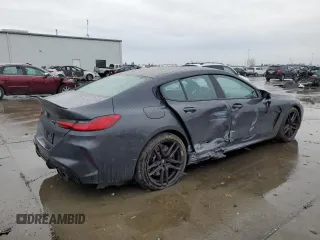 2022 BMW M8 Competition z VIN WBSGV0C07NCH63243, wystawiony jako Copart lot #82202603 z przebiegiem 42 329 mil mil oraz . Historia ofert i sprzedaży dostępna na DreamBid. Obrazek 3.