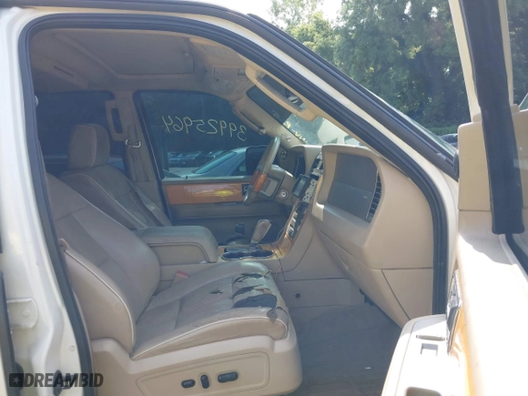 2007 Lincoln Navigator with VIN 5LMFU28557LJ00901, listed as a IAAI auction lot 39925964 with 238,361 mi miles. Bid and sale history available at carsss.com. Image 5.