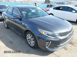 2018 Kia Optima LX z VIN 5XXGT4L37JG239631, wystawiony jako IAAI lot #41647944 z przebiegiem 99 751 mil mil oraz . Historia ofert i sprzedaży dostępna na DreamBid. Obrazek 1.