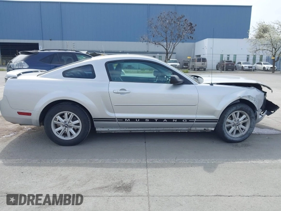 2005 Ford Mustang Deluxe with VIN 1ZVFT80N855189337, listed as a IAAI auction lot 41836962 with 185,248 mi miles. Bid and sale history available at carsss.com. Image 14.
