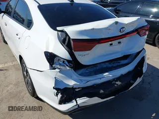 2021 Kia Forte LXS z VIN 3KPF24AD3ME283990, wystawiony jako IAAI lot #41839394 z przebiegiem 66 197 mil mil oraz . Historia ofert i sprzedaży dostępna na DreamBid. Obrazek 6.