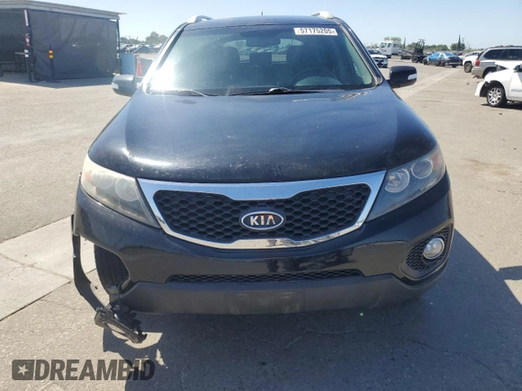 2013 Kia Sorento LX z VIN 5XYKT3A6XDG413614, wystawiony jako Copart lot #57175205 z przebiegiem 152 086 mil mil oraz Szkoda całkowita • Salvage title. Historia ofert i sprzedaży dostępna na DreamBid. Obrazek 5.