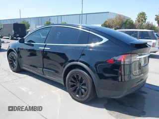 2017 Tesla Model X 90D z VIN 5YJXCBE23HF027198, wystawiony jako IAAI lot #42439451 z przebiegiem 111 122 mil mil oraz . Historia ofert i sprzedaży dostępna na DreamBid. Obrazek 3.
