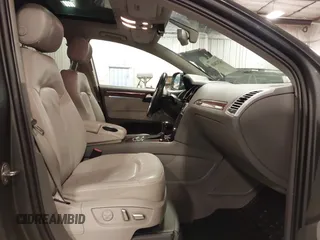 2015 Audi Q7 Premium Plus z VIN WA1LGAFE1FD023297, wystawiony jako IAAI lot #42128488 z przebiegiem 173 407 mil mil oraz . Historia ofert i sprzedaży dostępna na DreamBid. Obrazek 5.
