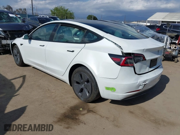 2023 Tesla Model 3 z VIN 5YJ3E1EA2PF465882, wystawiony jako IAAI lot #42257900 z przebiegiem 39 572 mil mil oraz . Historia ofert i sprzedaży dostępna na DreamBid. Obrazek 3.