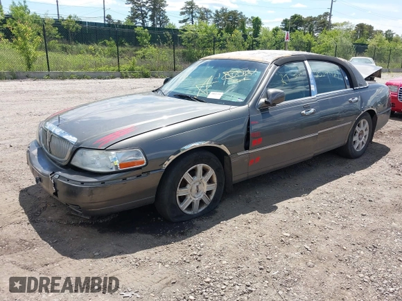 2004 Lincoln Town Car Signature z VIN 1LNHM81W74Y652349, wystawiony jako IAAI lot #42297969 z przebiegiem Nie podano mil oraz . Historia ofert i sprzedaży dostępna na DreamBid. Obrazek 2.