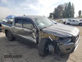 2024 Nissan Frontier Pro-X z VIN 1N6ED1EJ9RN606105, wystawiony jako Copart lot #83247314 z przebiegiem 4 296 mil mil oraz Szkoda całkowita • Salvage title. Historia ofert i sprzedaży dostępna na DreamBid. Obrazek 4.