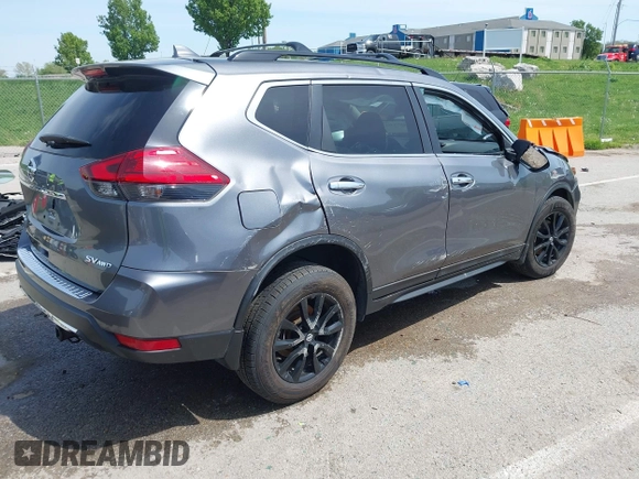 2017 Nissan Rogue SV z VIN 5N1AT2MV2HC820020, wystawiony jako IAAI lot #42071563 z przebiegiem 95 974 mil mil oraz . Historia ofert i sprzedaży dostępna na DreamBid. Obrazek 4.