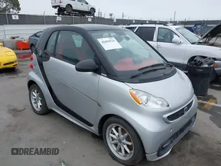 2015 Smart fortwo Passion z VIN WMEEJ9AA9FK831266, wystawiony jako IAAI lot #42424713 z przebiegiem Nie podano mil oraz . Historia ofert i sprzedaży dostępna na DreamBid. Obrazek 1.