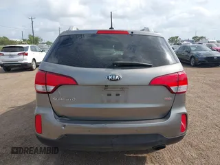 2015 Kia Sorento LX z VIN 5XYKT3A64FG584510, wystawiony jako IAAI lot #42164522 z przebiegiem 113 683 mil mil oraz . Historia ofert i sprzedaży dostępna na DreamBid. Obrazek 16.