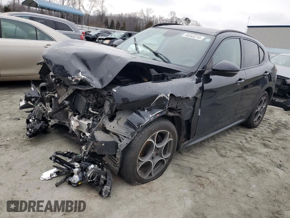 2018 Alfa Romeo Stelvio Sport z VIN ZASFAKPNXJ7B90958, wystawiony jako Copart lot #46043215 z przebiegiem Nie podano mil oraz Szkody całkowita. Historia ofert i sprzedaży dostępna na DreamBid. Obrazek 1.