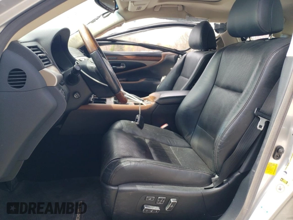2015 Lexus LS 460 z VIN JTHCL5EF3F5025404, wystawiony jako Copart lot #54346465 z przebiegiem 150 364 mil mil oraz Czysty tytuł • Clean title. Historia ofert i sprzedaży dostępna na DreamBid. Obrazek 7.