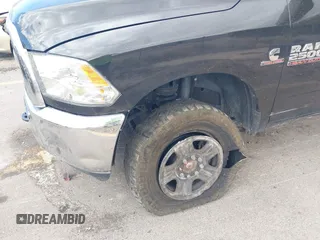 2018 Ram 2500 Tradesman z VIN 3C6UR5CL5JG359438, wystawiony jako IAAI lot #39767267 z przebiegiem 148 103 mil mil oraz . Historia ofert i sprzedaży dostępna na DreamBid. Obrazek 6.