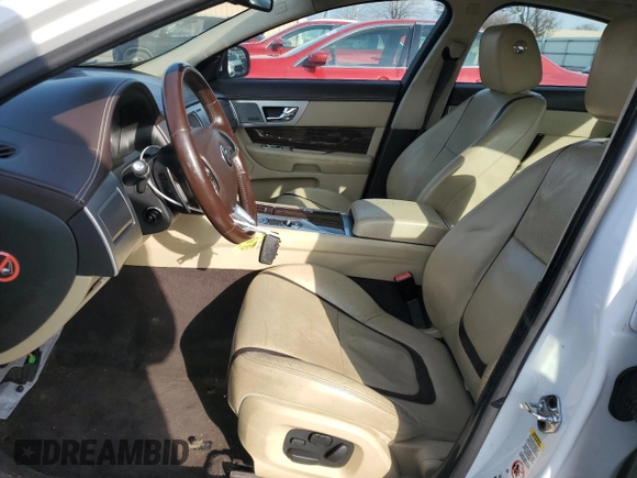 2015 Jaguar XF Portfolio z VIN SAJWJ0FF1F8U55504, wystawiony jako Copart lot #85742414 z przebiegiem Nie podano mil oraz Czysty tytuł • Clean title. Historia ofert i sprzedaży dostępna na DreamBid. Obrazek 7.