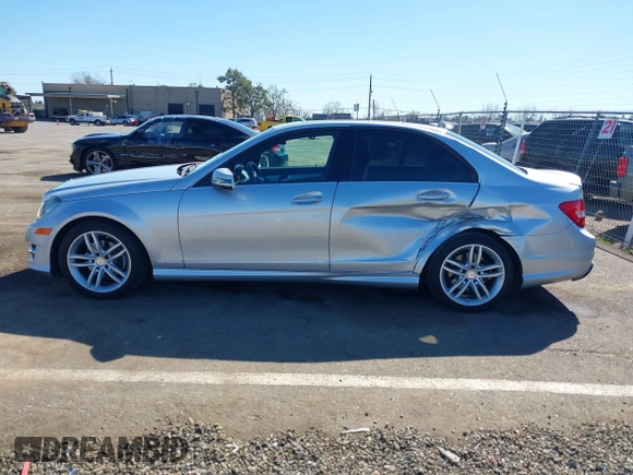 2013 Mercedes-Benz C 250 Sport z VIN WDDGF4HB9DA873732, wystawiony jako IAAI lot #41755981 z przebiegiem 82 181 mil mil oraz . Historia ofert i sprzedaży dostępna na DreamBid. Obrazek 14.