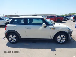 2016 MINI Hardtop z VIN WMWXP5C54G3B76234, wystawiony jako IAAI lot #41971876 z przebiegiem 34 800 mil mil oraz . Historia ofert i sprzedaży dostępna na DreamBid. Obrazek 13.