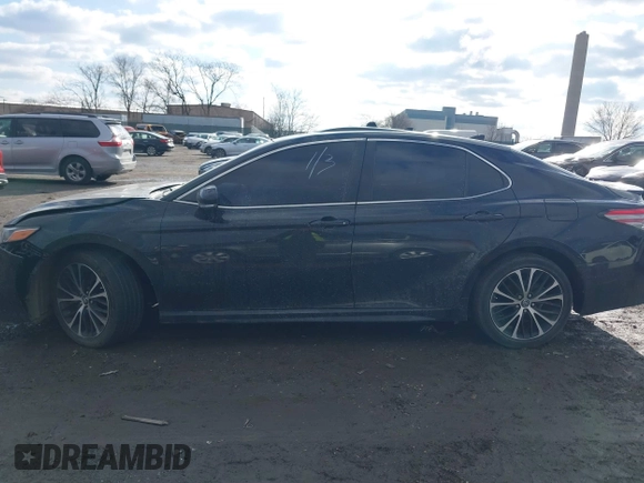 2018 Toyota Camry LE z VIN 4T1B11HK5JU649736, wystawiony jako IAAI lot #41536240 z przebiegiem 20 330 mil mil oraz . Historia ofert i sprzedaży dostępna na DreamBid. Obrazek 13.
