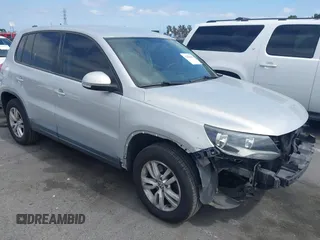 2012 Volkswagen Tiguan SE z VIN WVGAV7AXXCW588657, wystawiony jako IAAI lot #42426447 z przebiegiem 154 204 mil mil oraz . Historia ofert i sprzedaży dostępna na DreamBid. Obrazek 1.