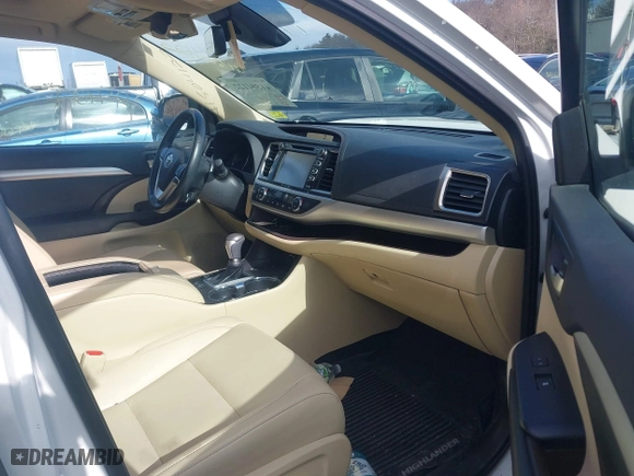 2019 Toyota Highlander SE with VIN 5TDJZRFH4KS597505, listed as a IAAI auction lot 41504122 with 59,347 mi miles. Bid and sale history available at carsss.com. Image 5.