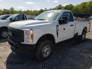 2023 Ford F-250 XL z VIN 1FTBF2BAXPED77456, wystawiony jako Copart lot #52188825 z przebiegiem Nie podano mil oraz Szkody całkowita. Historia ofert i sprzedaży dostępna na DreamBid. Obrazek 1.