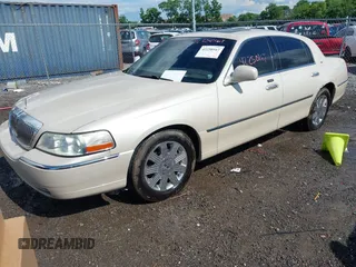 2003 Lincoln Town Car Cartier z VIN 1LNHM83W23Y602163, wystawiony jako IAAI lot #42250167 z przebiegiem 195 158 mil mil oraz . Historia ofert i sprzedaży dostępna na DreamBid. Obrazek 2.