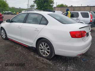 2014 Volkswagen Jetta SE z VIN 3VWD17AJ5EM417940, wystawiony jako IAAI lot #42309894 z przebiegiem 118 208 mil mil oraz . Historia ofert i sprzedaży dostępna na DreamBid. Obrazek 3.