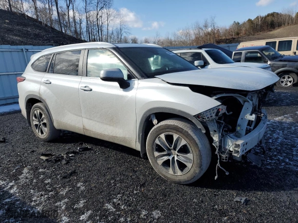 2023 Toyota Highlander L with VIN 5TDKDRBH7PS024503, listed as a Copart auction lot 43928755 with 17,125 mi miles and Salvage Title. Bid and sale history available at carsss.com. Image 4.