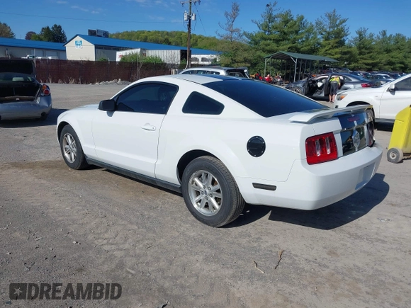 2006 Ford Mustang Standard with VIN 1ZVFT80N465121747, listed as a IAAI auction lot 42124022 with 129,026 mi miles. Bid and sale history available at carsss.com. Image 3.