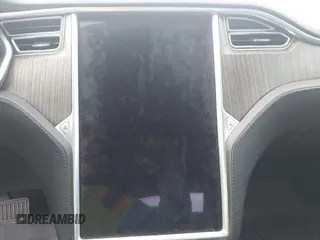 2013 Tesla Model S с VIN 5YJSA1CN4DFP26552, выставлен на аукционе IAAI как лот 42370183 с пробегом Не указан миль и . История ставок и продаж доступна на DreamBid. Изображение 7.