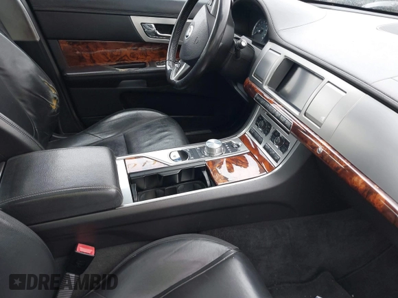 2012 Jaguar XF z VIN SAJWA0FB5CLS46112, wystawiony jako IAAI lot #41846029 z przebiegiem 123 044 mil mil oraz . Historia ofert i sprzedaży dostępna na DreamBid. Obrazek 5.