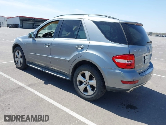 2011 Mercedes-Benz M ML 350 BlueTEC with VIN 4JGBB2FB8BA625553, listed as a IAAI auction lot 42063572 with 186,918 mi miles. Bid and sale history available at carsss.com. Image 3.