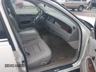 1999 Lincoln Town Car Signature z VIN 1LNHM82W5XY677222, wystawiony jako IAAI lot #41861916 z przebiegiem 207 900 mil mil oraz . Historia ofert i sprzedaży dostępna na DreamBid. Obrazek 5.