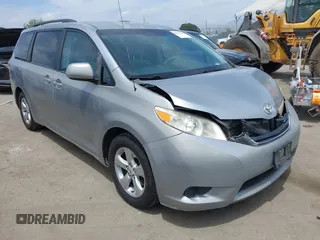 2012 Toyota Sienna LE AAS z VIN 5TDKK3DC5CS183731, wystawiony jako IAAI lot #42247364 z przebiegiem 148 723 mil mil oraz . Historia ofert i sprzedaży dostępna na DreamBid. Obrazek 1.