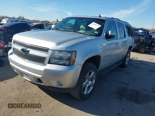 2014 Chevrolet Suburban LT with VIN 1GNSCJE0XER131638, listed as a IAAI auction lot 41305777 with 200,962 mi miles. Bid and sale history available at carsss.com. Image 17.
