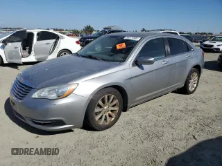 2014 Chrysler 200 Touring z VIN 1C3CCBBG7EN106809, wystawiony jako Copart lot #56371805 z przebiegiem 114 226 mil mil oraz Tytuł czysty. Historia ofert i sprzedaży dostępna na DreamBid. Obrazek 1.