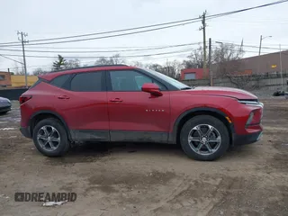 2024 Chevrolet Blazer LT z VIN 3GNKBCR48RS255972, wystawiony jako IAAI lot #41461480 z przebiegiem 8 870 mil mil oraz . Historia ofert i sprzedaży dostępna na DreamBid. Obrazek 13.
