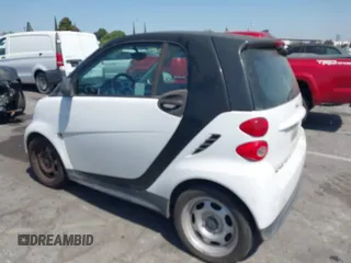 2013 Smart fortwo Pure z VIN WMEEJ3BA9DK608864, wystawiony jako IAAI lot #42314857 z przebiegiem 159 513 mil mil oraz . Historia ofert i sprzedaży dostępna na DreamBid. Obrazek 3.