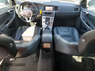 2017 Volvo S60 Inscription z VIN LYV402HK2HB150225, wystawiony jako Copart lot #80588184 z przebiegiem 53 910 mil mil oraz Szkoda całkowita • Salvage title. Historia ofert i sprzedaży dostępna na DreamBid. Obrazek 8.